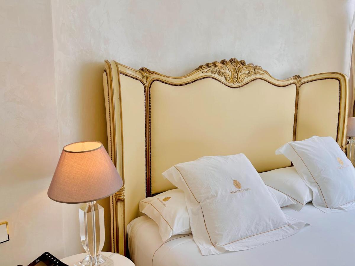 Hotel Palacio De Ubeda 5 G.L Εξωτερικό φωτογραφία A bed with a headboard