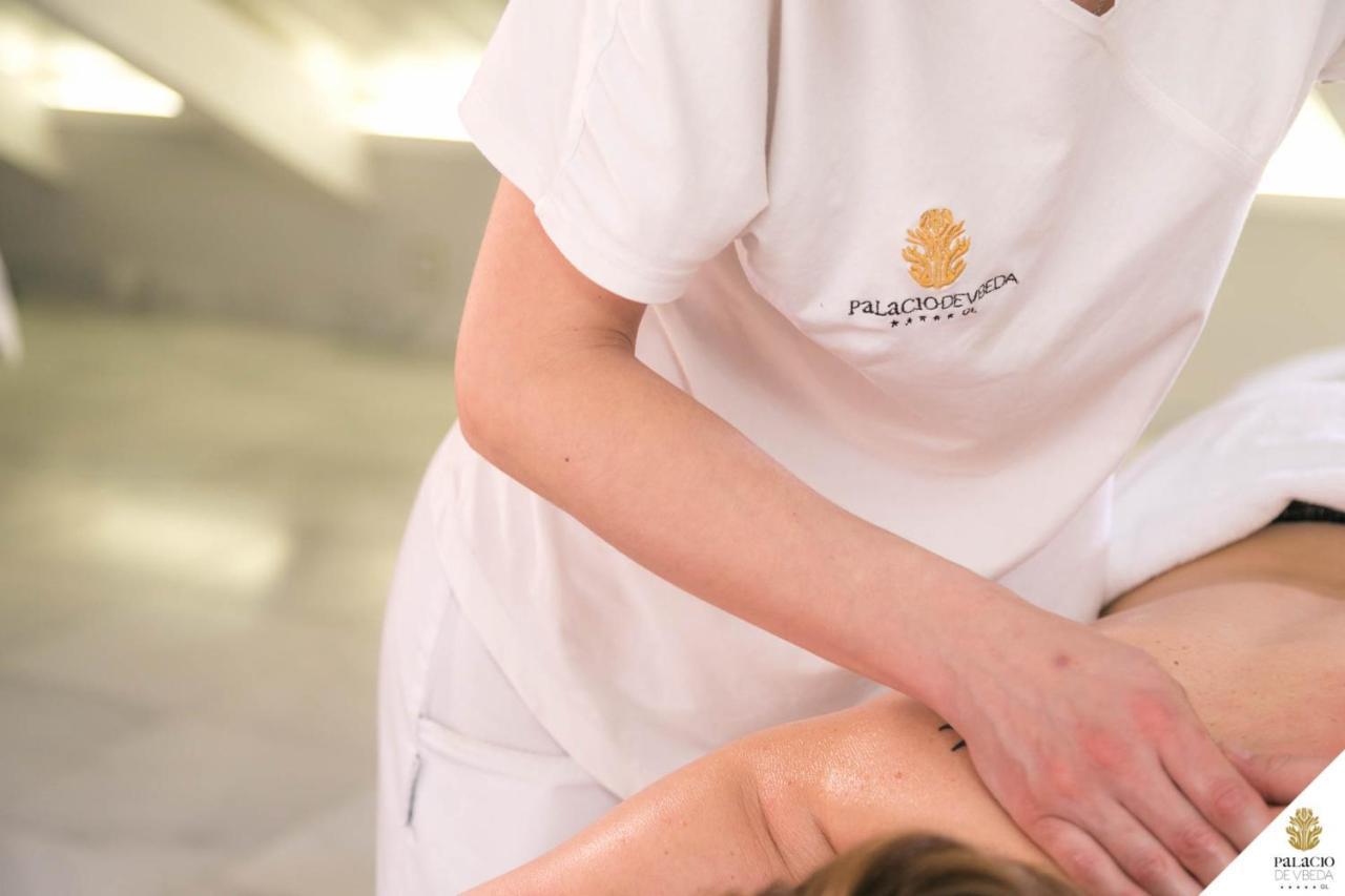 Hotel Palacio De Ubeda 5 G.L Εξωτερικό φωτογραφία A physiotherapist treating a patient