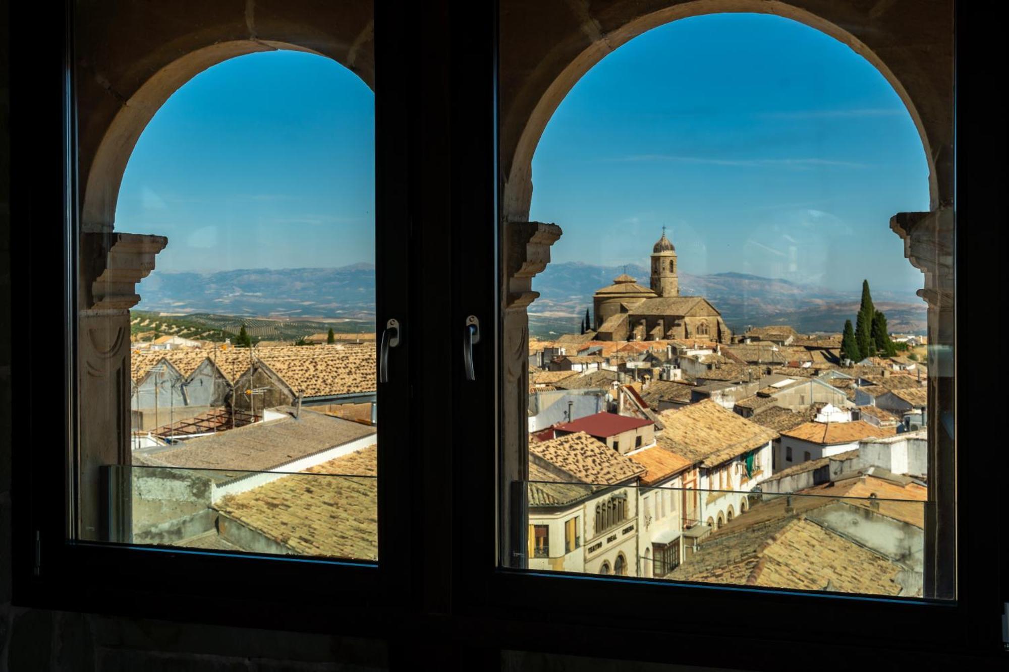 Hotel Palacio De Ubeda 5 G.L Εξωτερικό φωτογραφία View of the town from the tower of the church