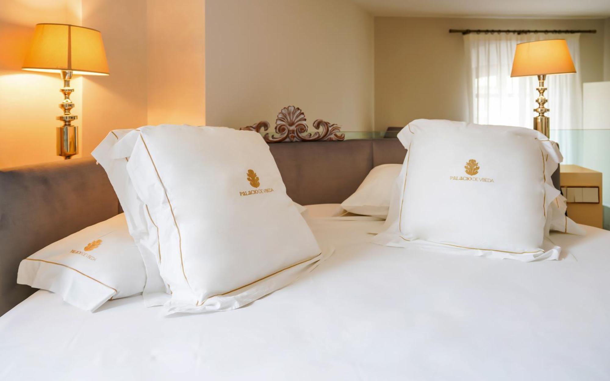 Hotel Palacio De Ubeda 5 G.L Εξωτερικό φωτογραφία Pillows on a bed