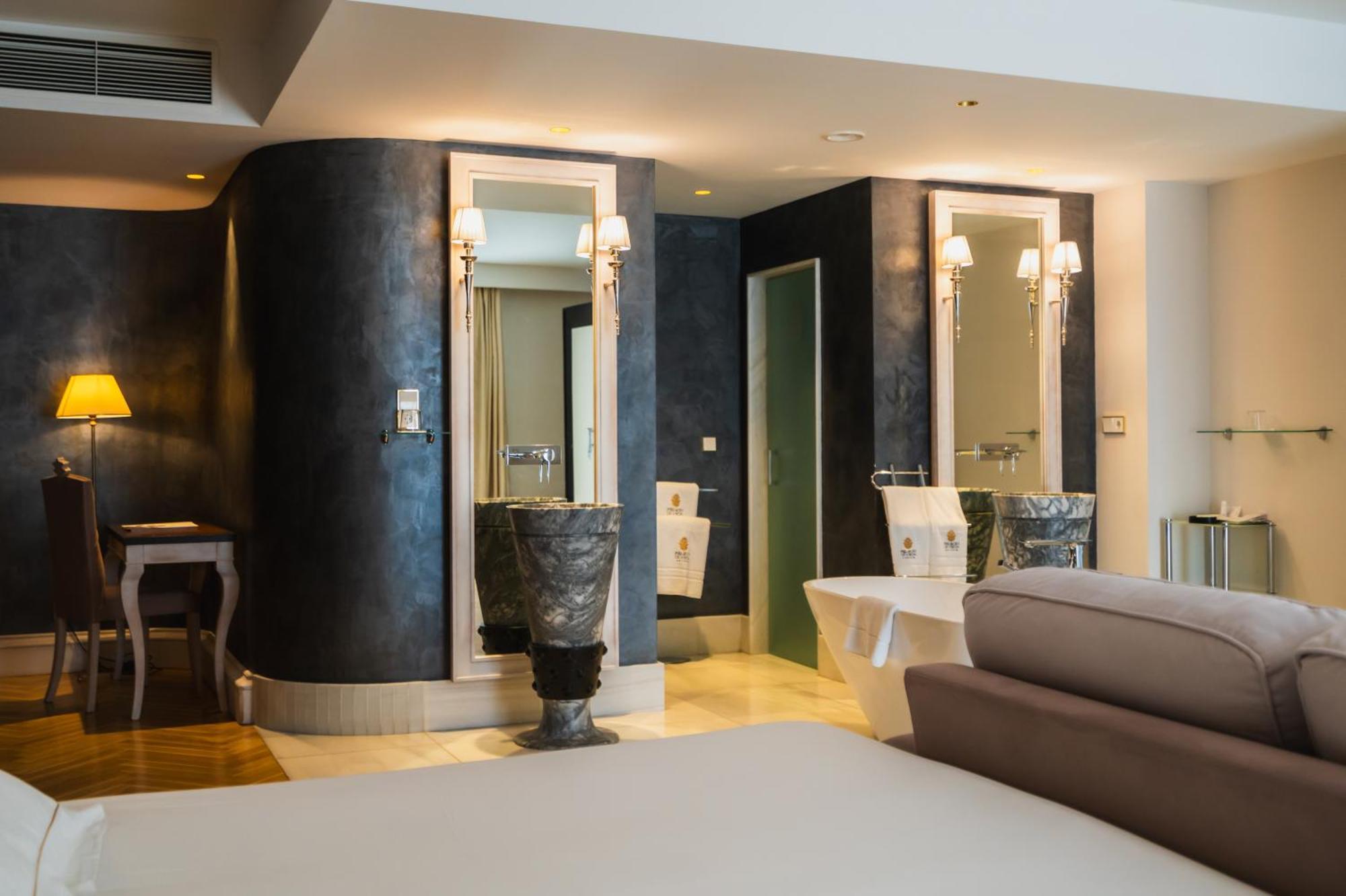 Hotel Palacio De Ubeda 5 G.L Εξωτερικό φωτογραφία A bathroom at the Mandarin Oriental, Munich