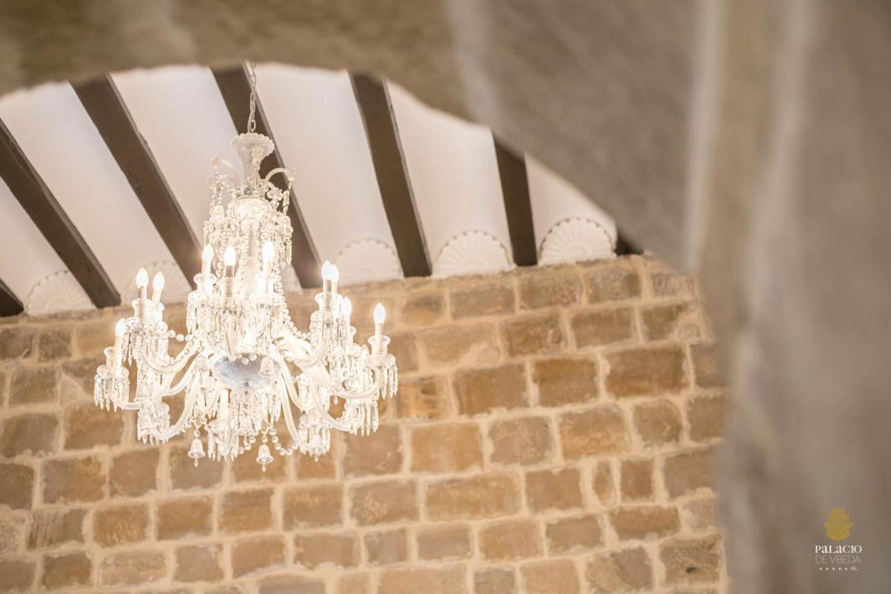 Hotel Palacio De Ubeda 5 G.L Εξωτερικό φωτογραφία A chandelier